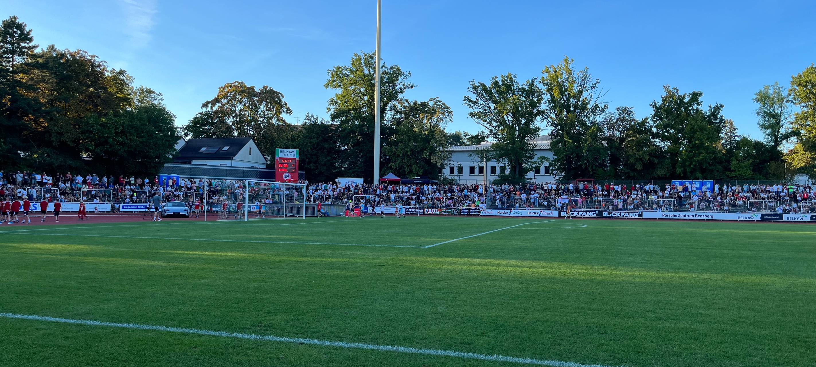 Gladbacher feiern den 1. FC Köln