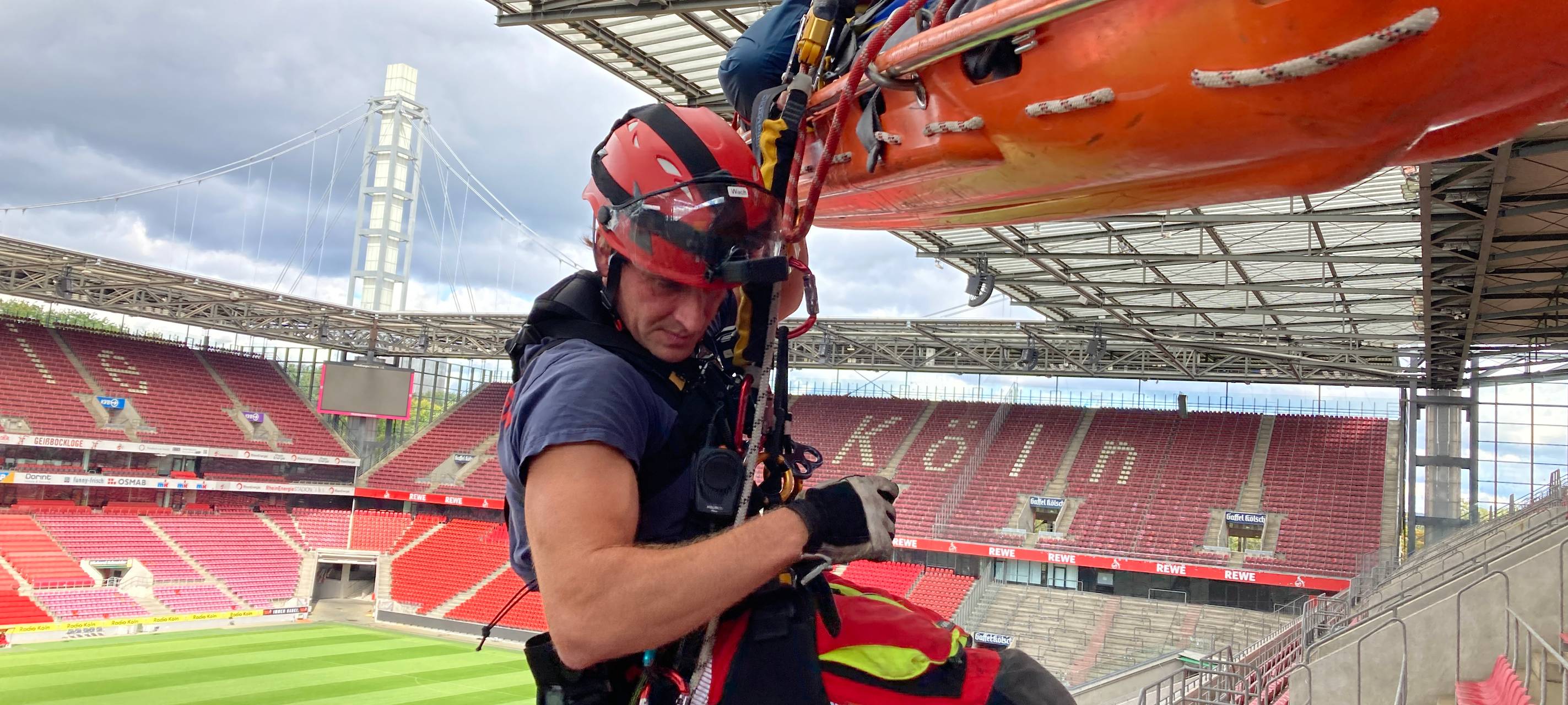 Köln: Höhenretter-Übung im Stadion