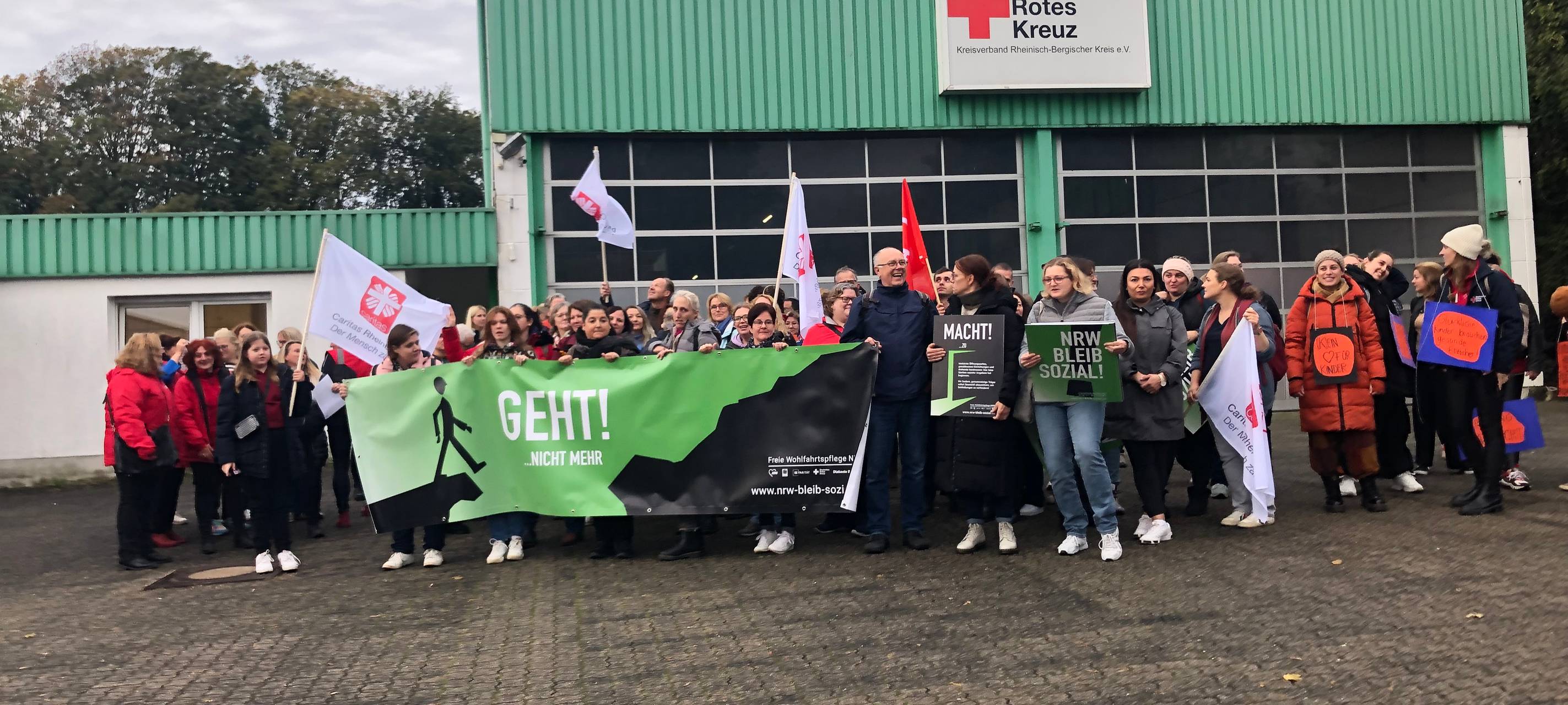 Soziale Einrichtungen protestieren vor dem Landtag