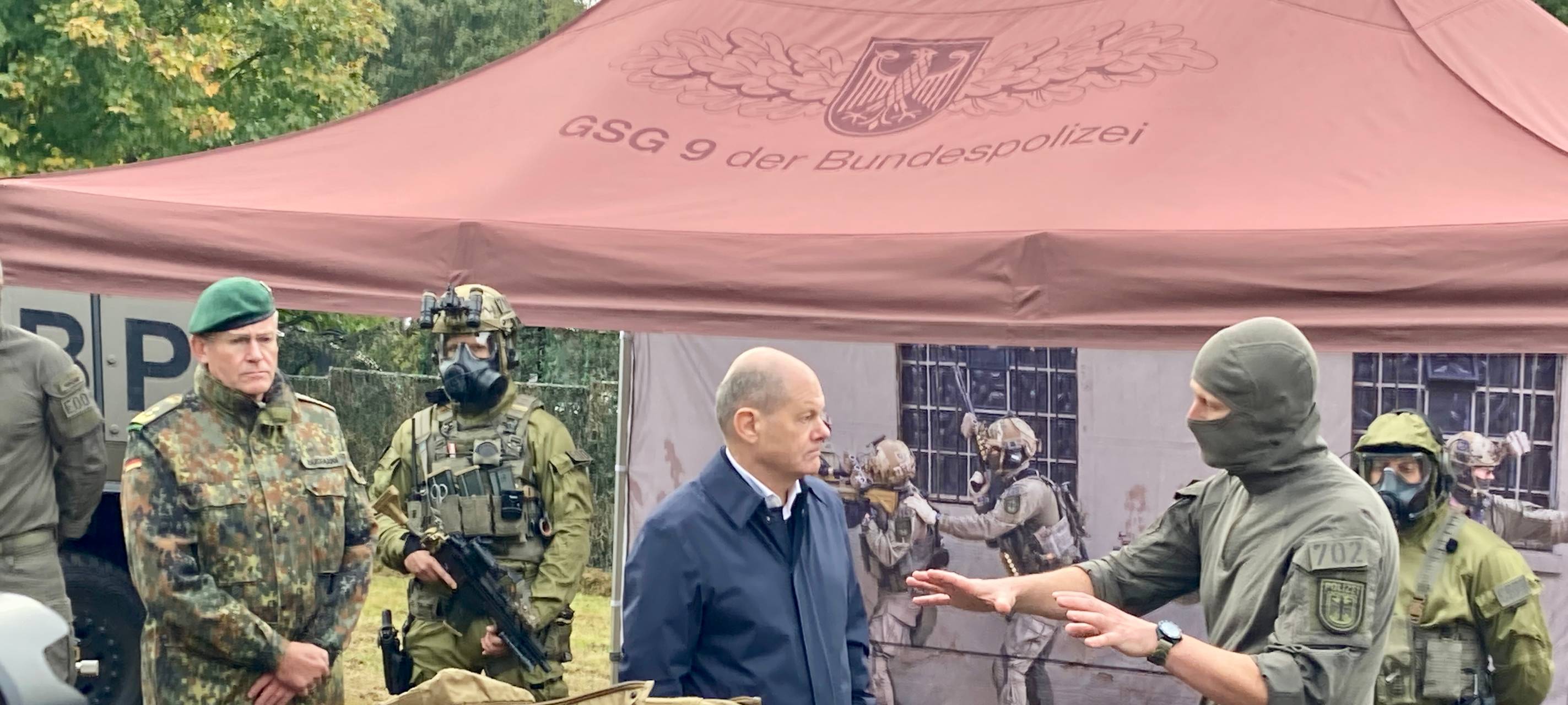 Scholz bei Militärübung in Köln-Wahn
