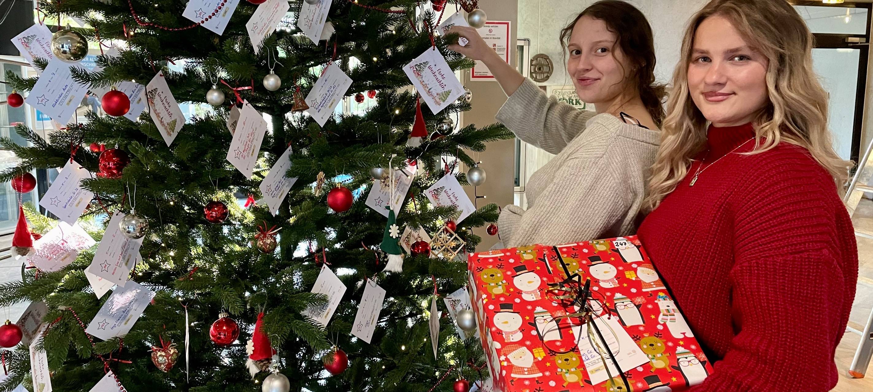 Weihnachtspäckchen packen