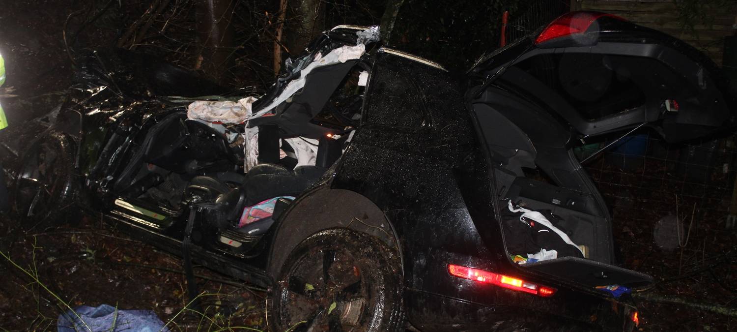 Autofahrerin stürzt Böschung hinunter