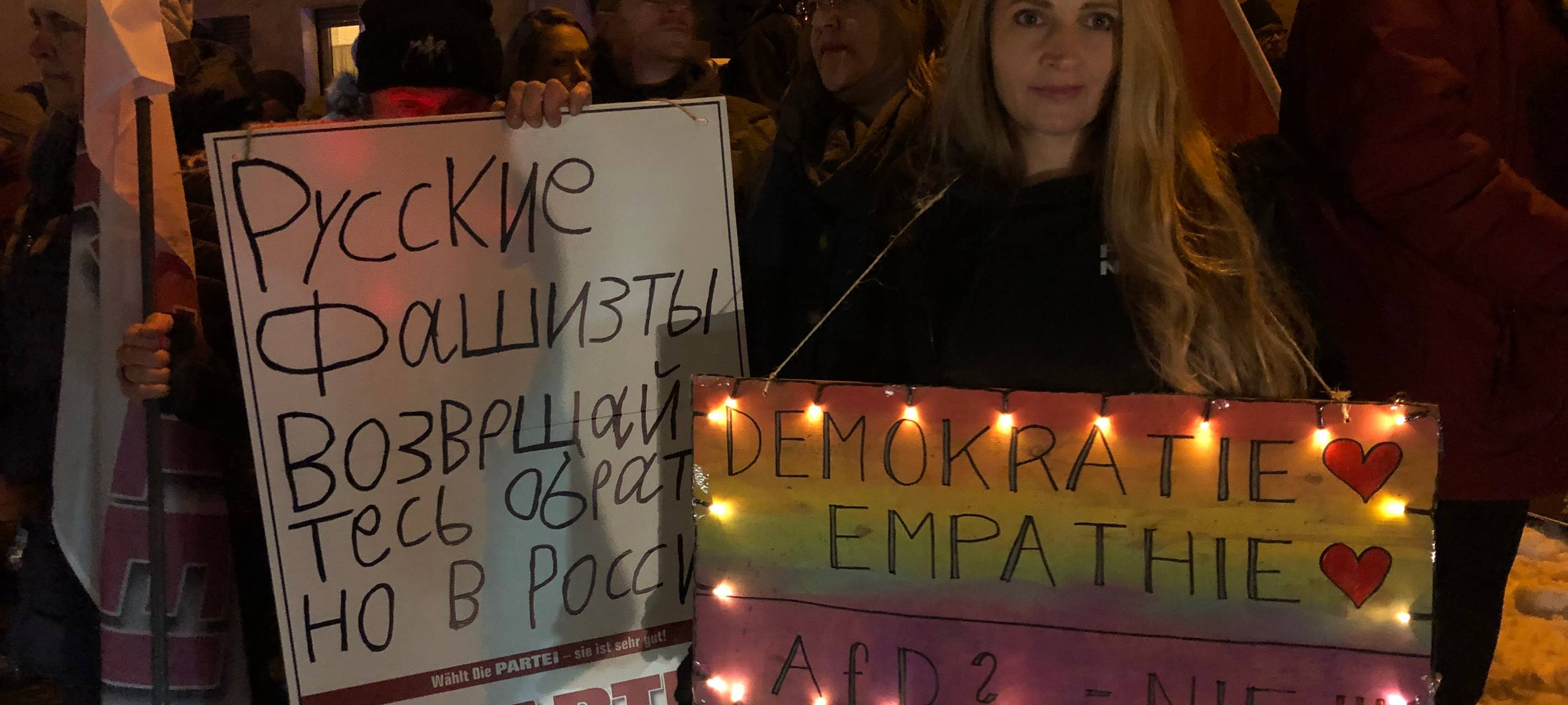 Flagge gegen Rechts: Demos gegen AfD im Bergischen
