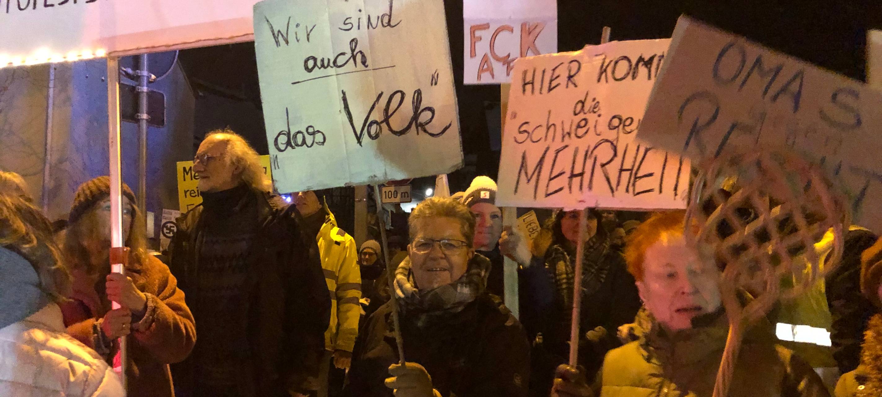 Flagge gegen Rechts: Demos gegen AfD im Bergischen