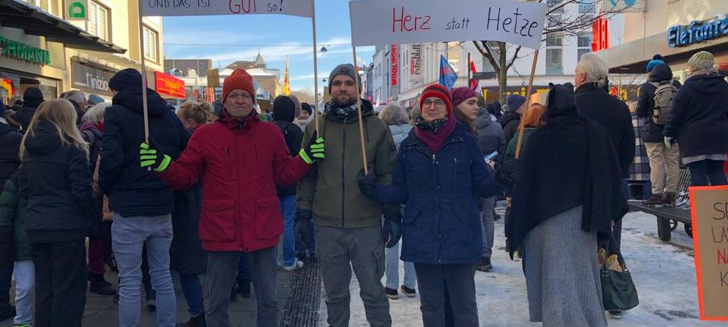 Flagge gegen Rechts: Demos gegen AfD im Bergischen
