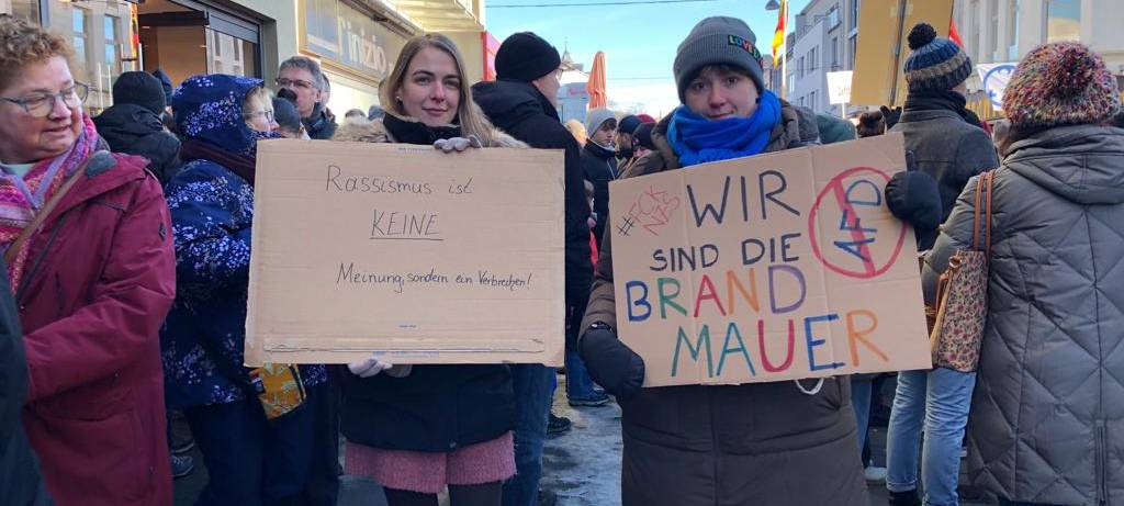 Flagge gegen Rechts: Demos gegen AfD im Bergischen