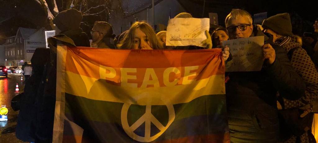 Flagge gegen Rechts: Demos gegen AfD im Bergischen