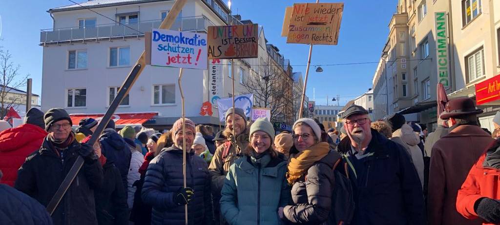 Flagge gegen Rechts: Demos gegen AfD im Bergischen