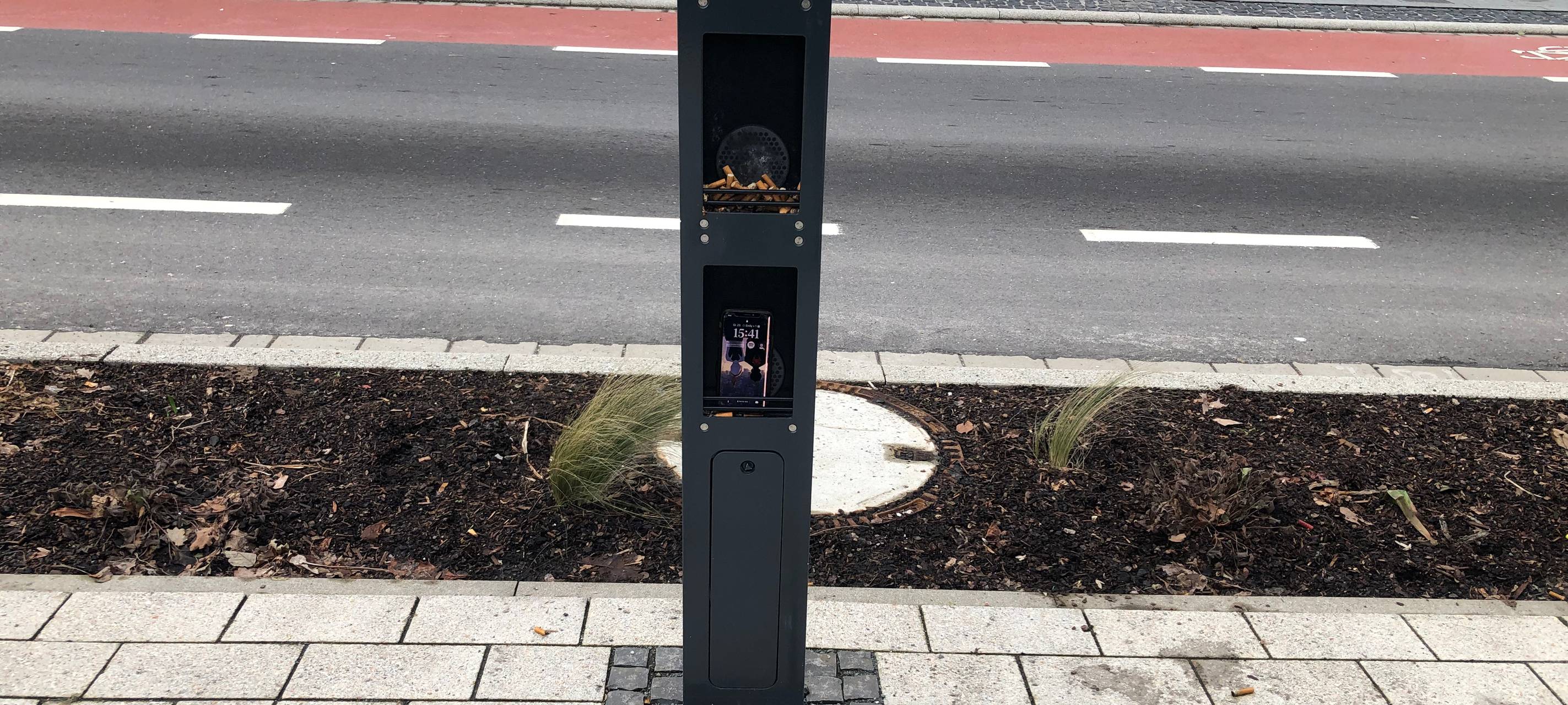 Handyladesäulen als Aschenbecher in Waldbröl