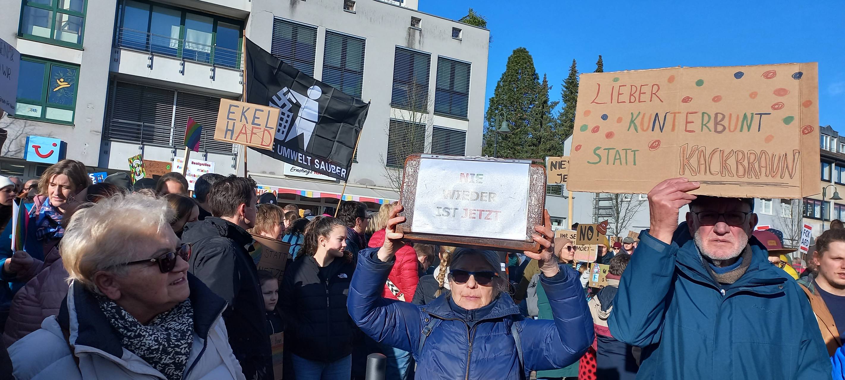 Friedliche Demonstrationen gegen Rechts