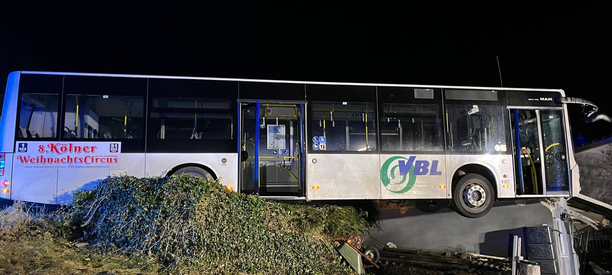 Gummersbach: Bus bringt Garage zum Einsturz