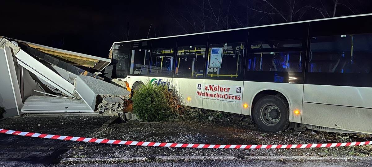 Gummersbach: Bus bringt Garage zum Einsturz