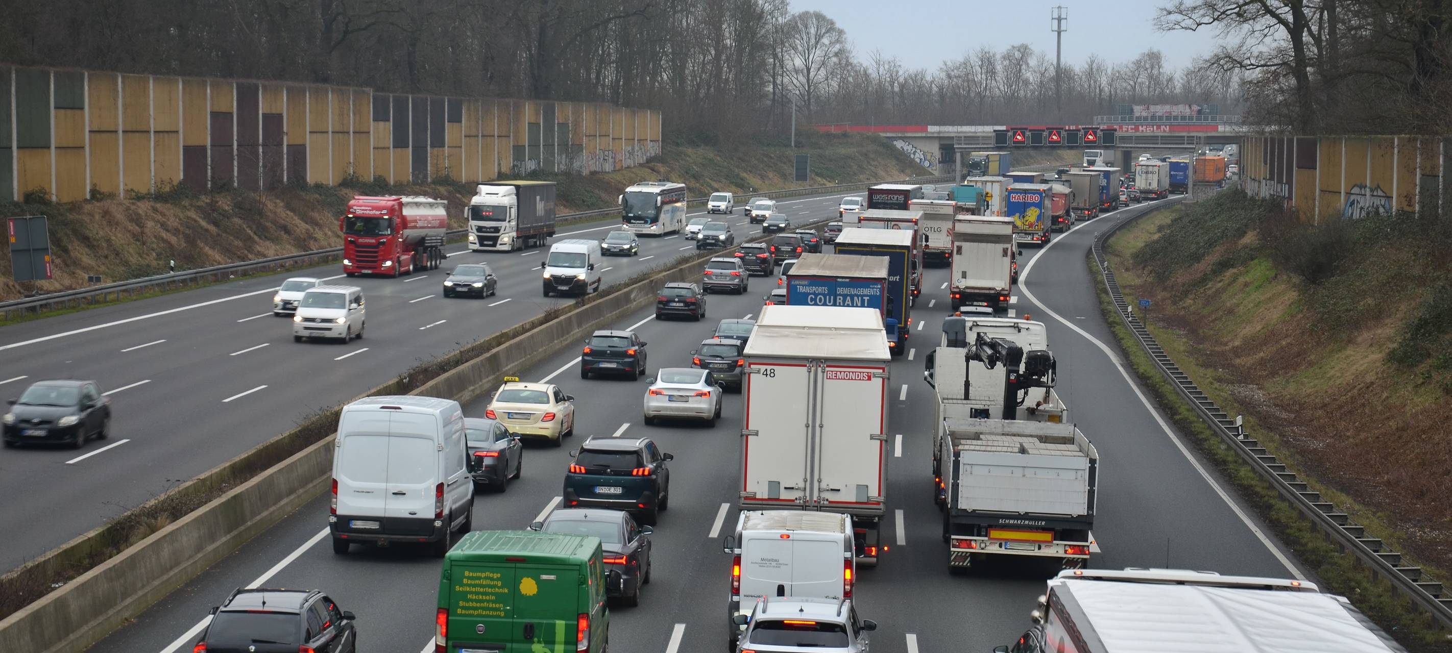 Ferienstart: Volle Straßen und längere Wartezeiten am Flughafen
