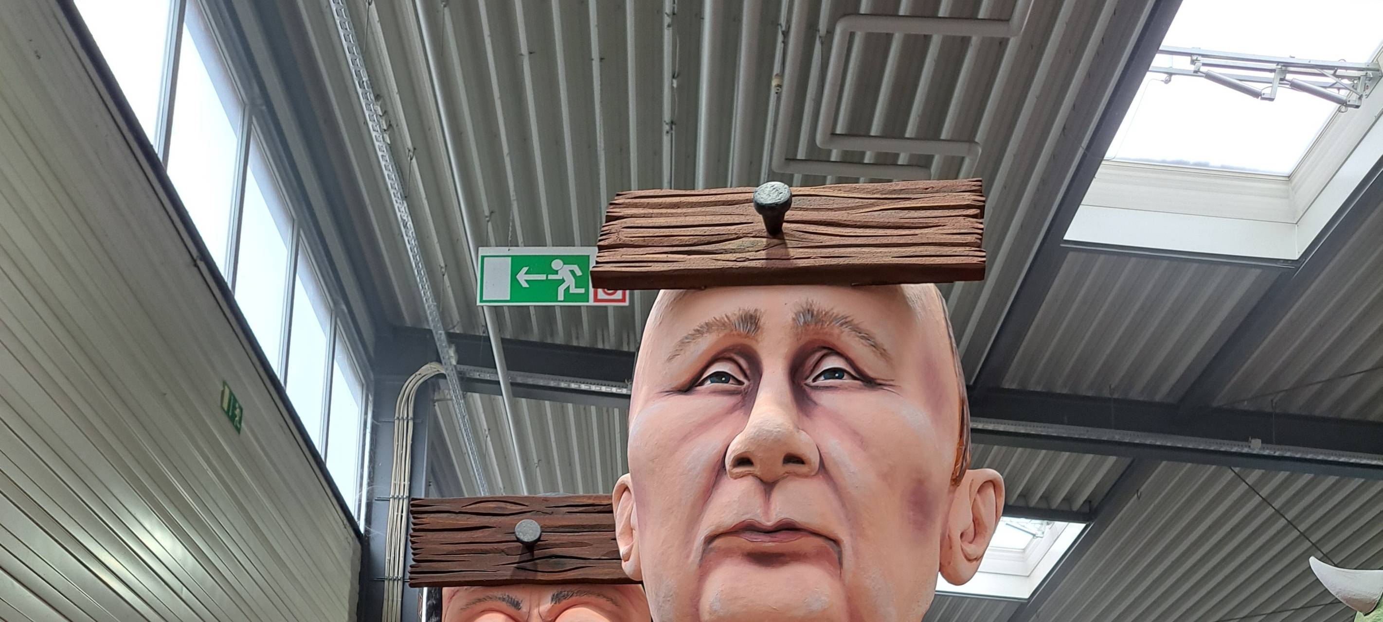 Persiflagewagen beim Rosenmontagzug 2024