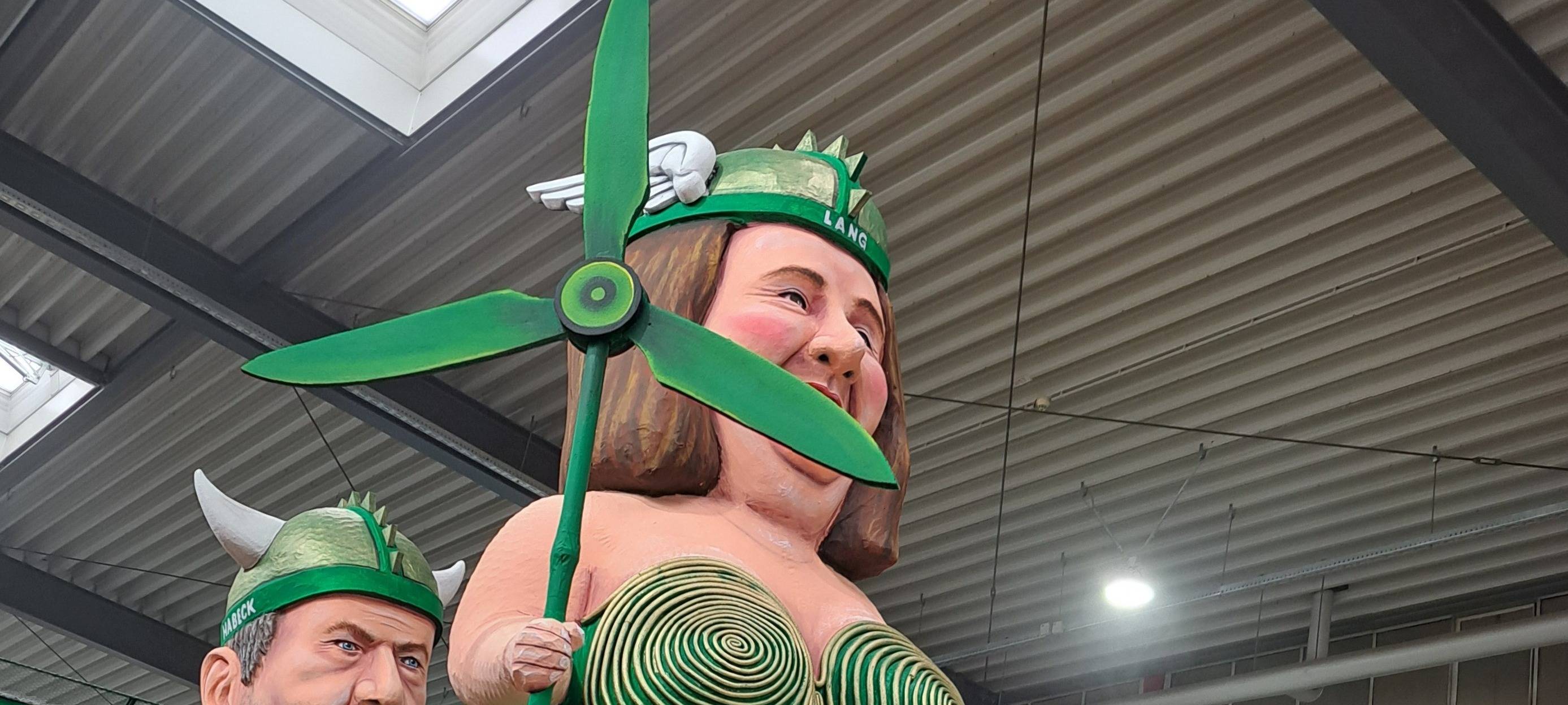 Persiflagewagen beim Rosenmontagzug 2024