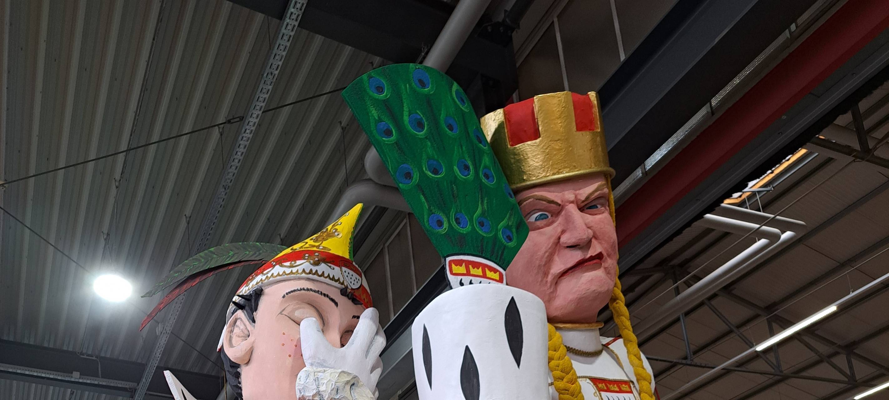 Persiflagewagen beim Rosenmontagzug 2024