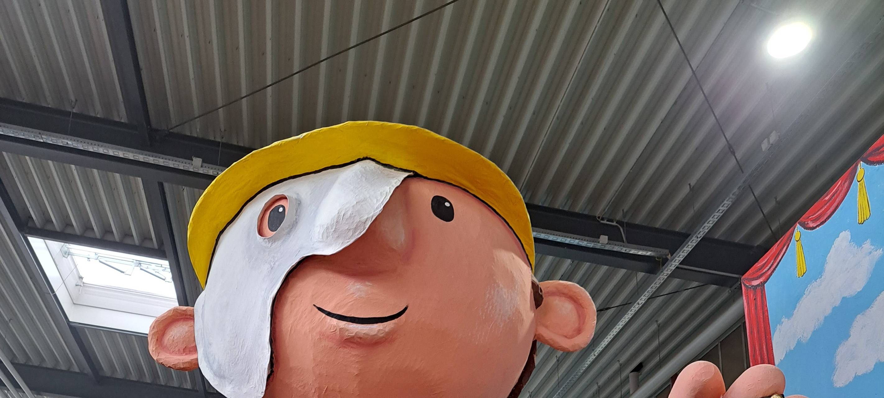 Persiflagewagen beim Rosenmontagzug 2024