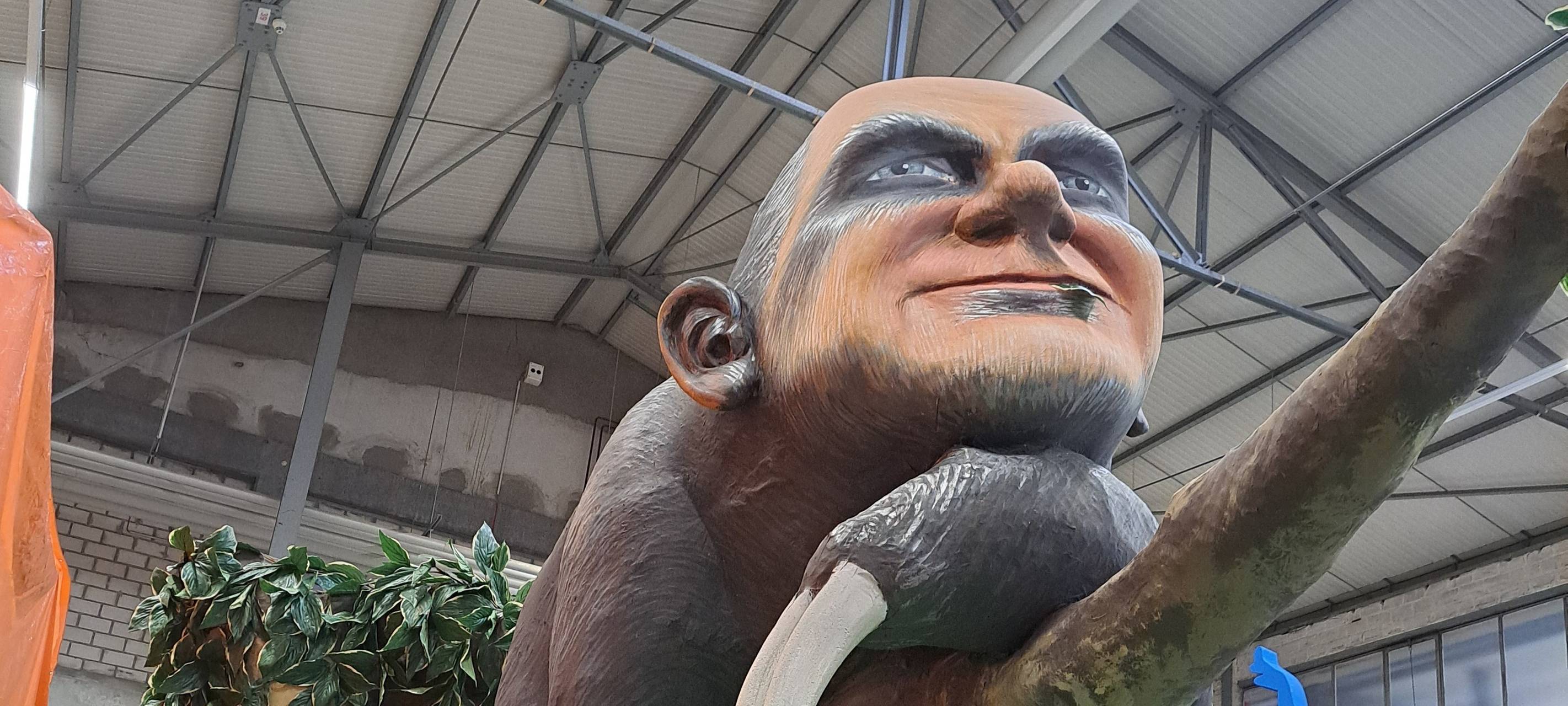 Persiflagewagen beim Rosenmontagzug 2024