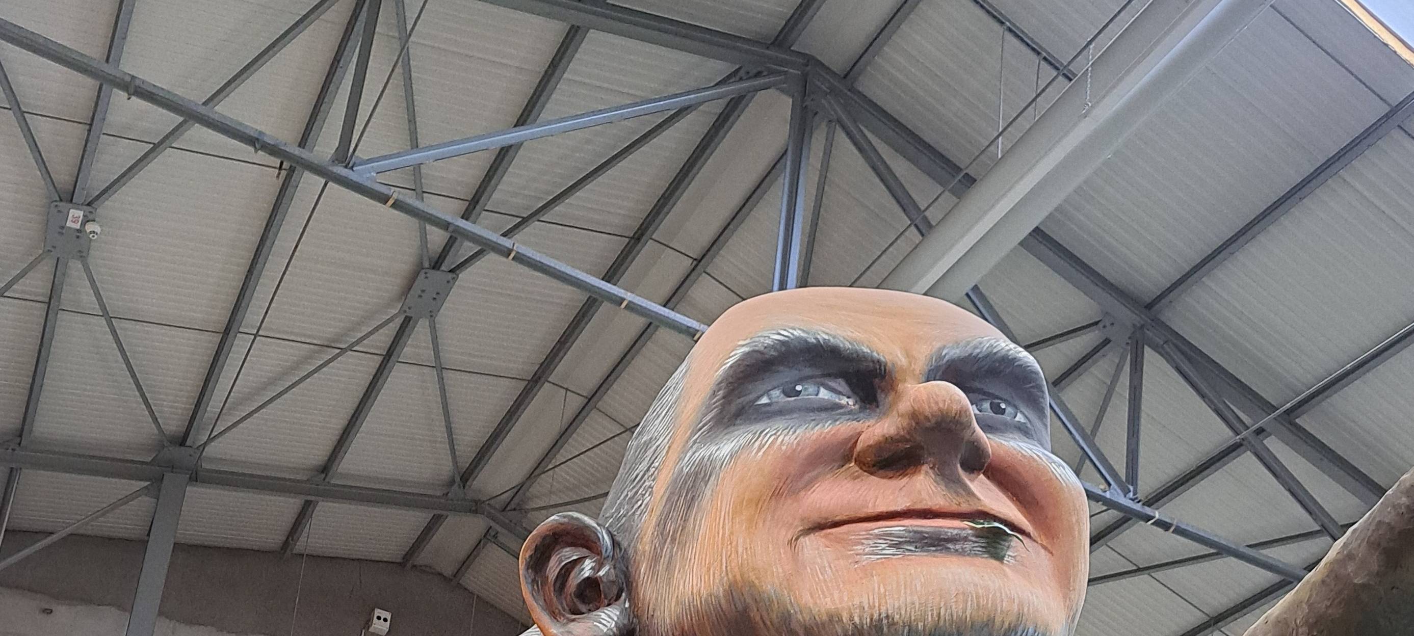 Persiflagewagen beim Rosenmontagzug 2024