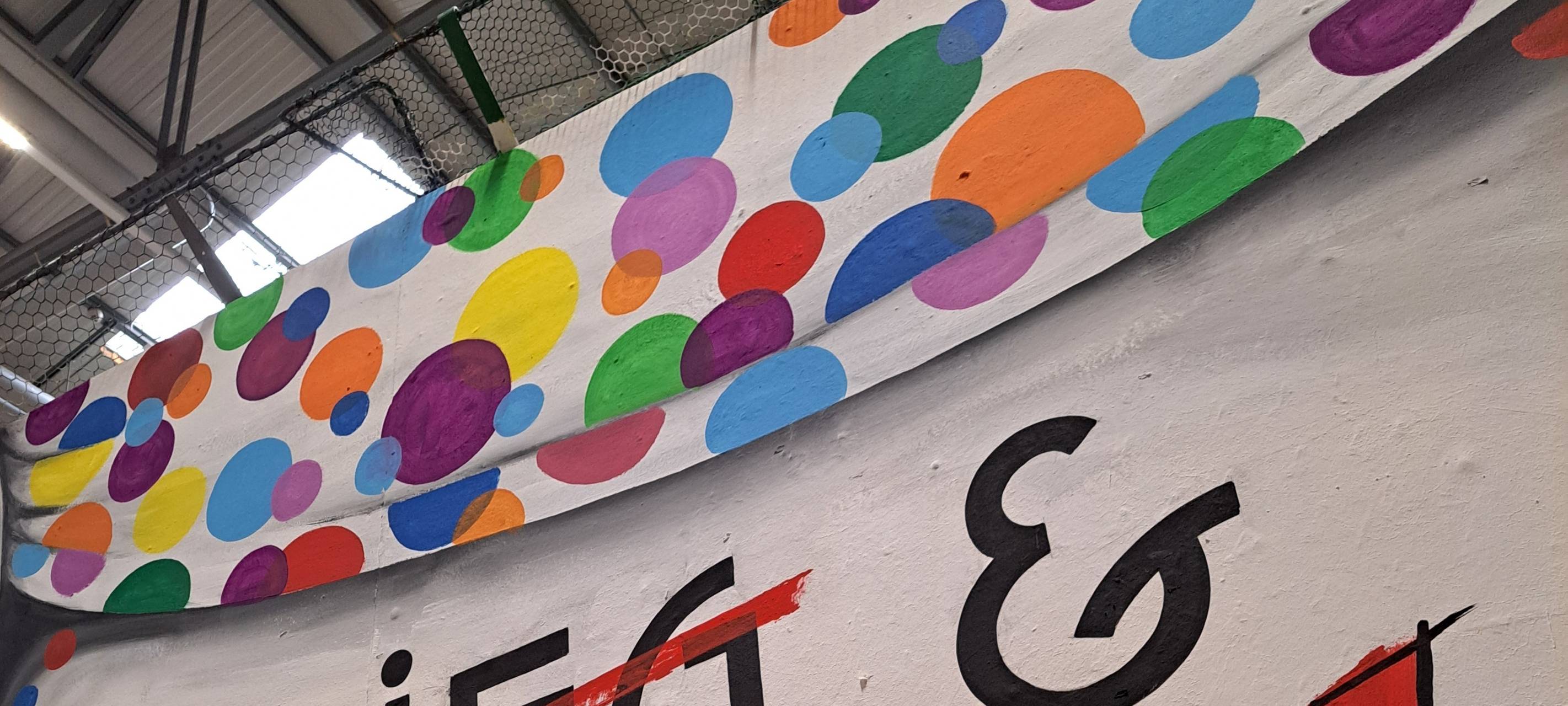 Persiflagewagen beim Rosenmontagzug 2024