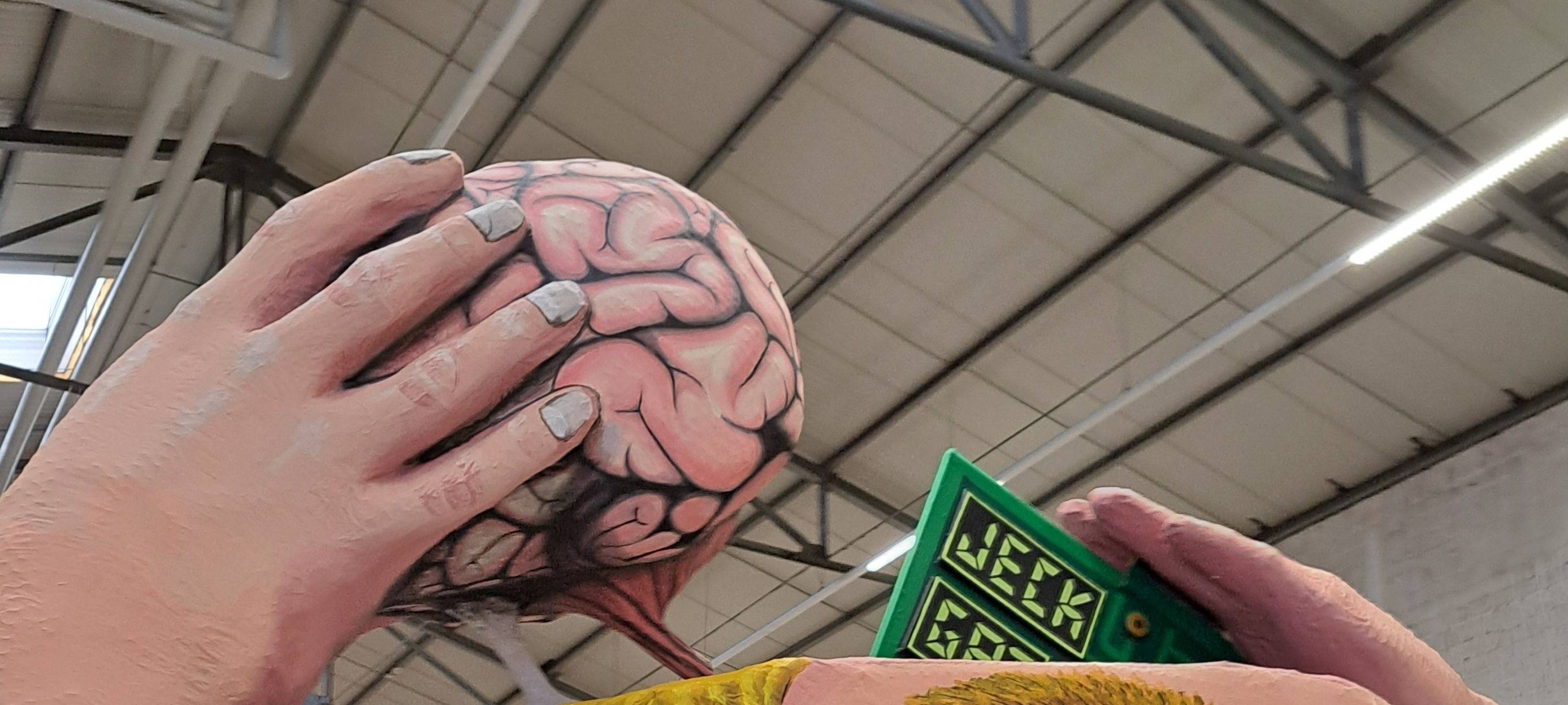 Persiflagewagen beim Rosenmontagzug 2024