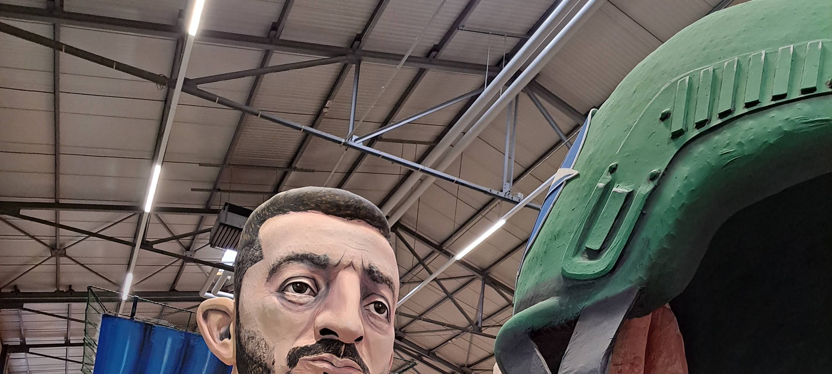 Persiflagewagen beim Rosenmontagzug 2024