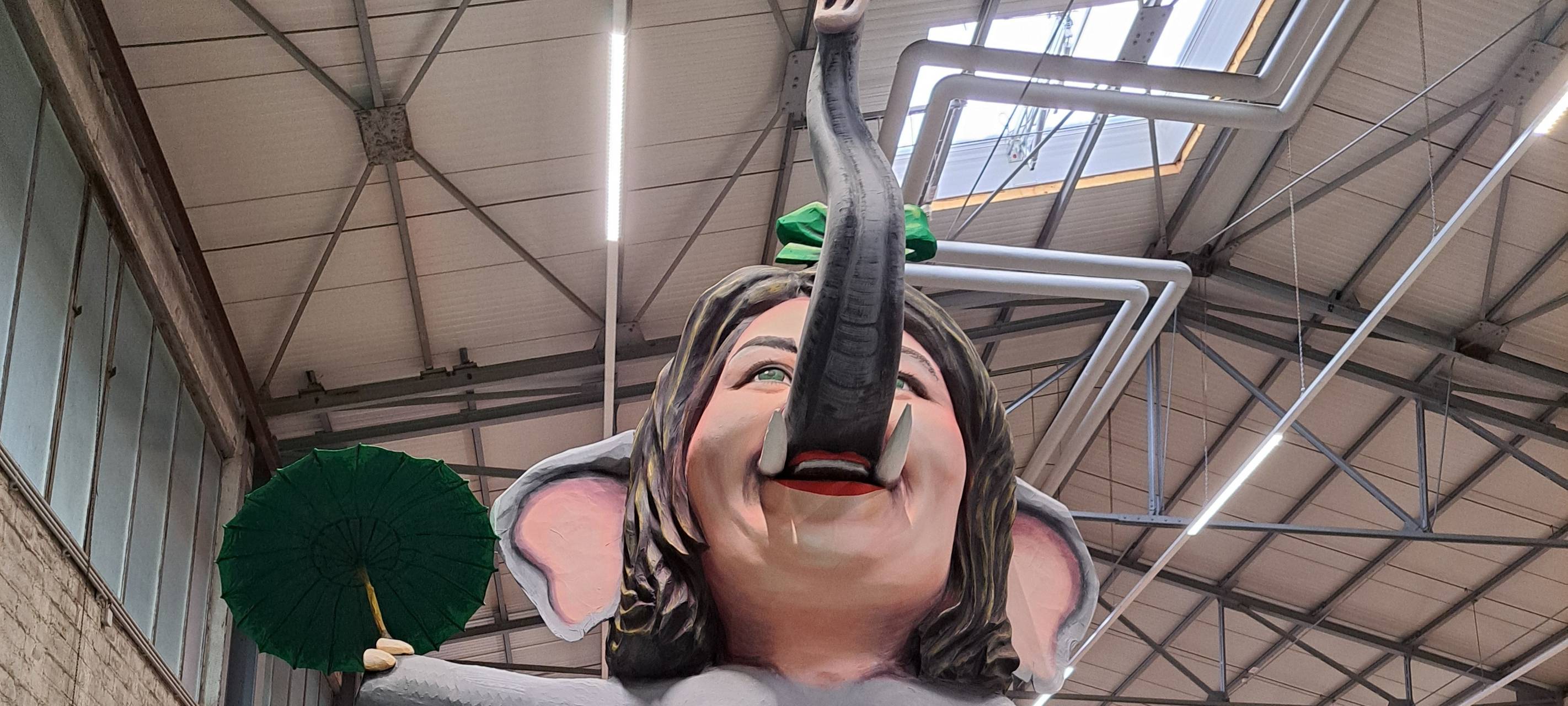 Persiflagewagen beim Rosenmontagzug 2024