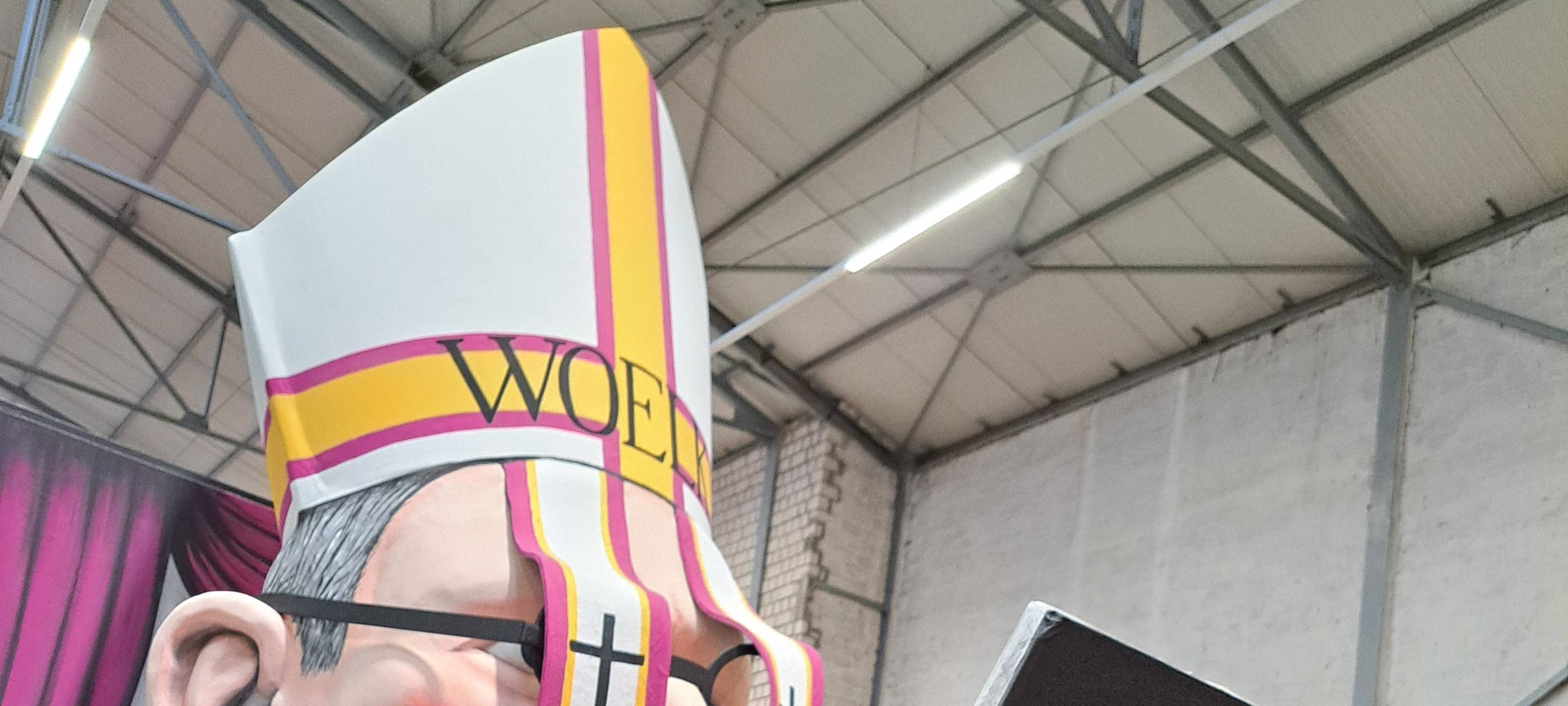 Persiflagewagen beim Rosenmontagzug 2024