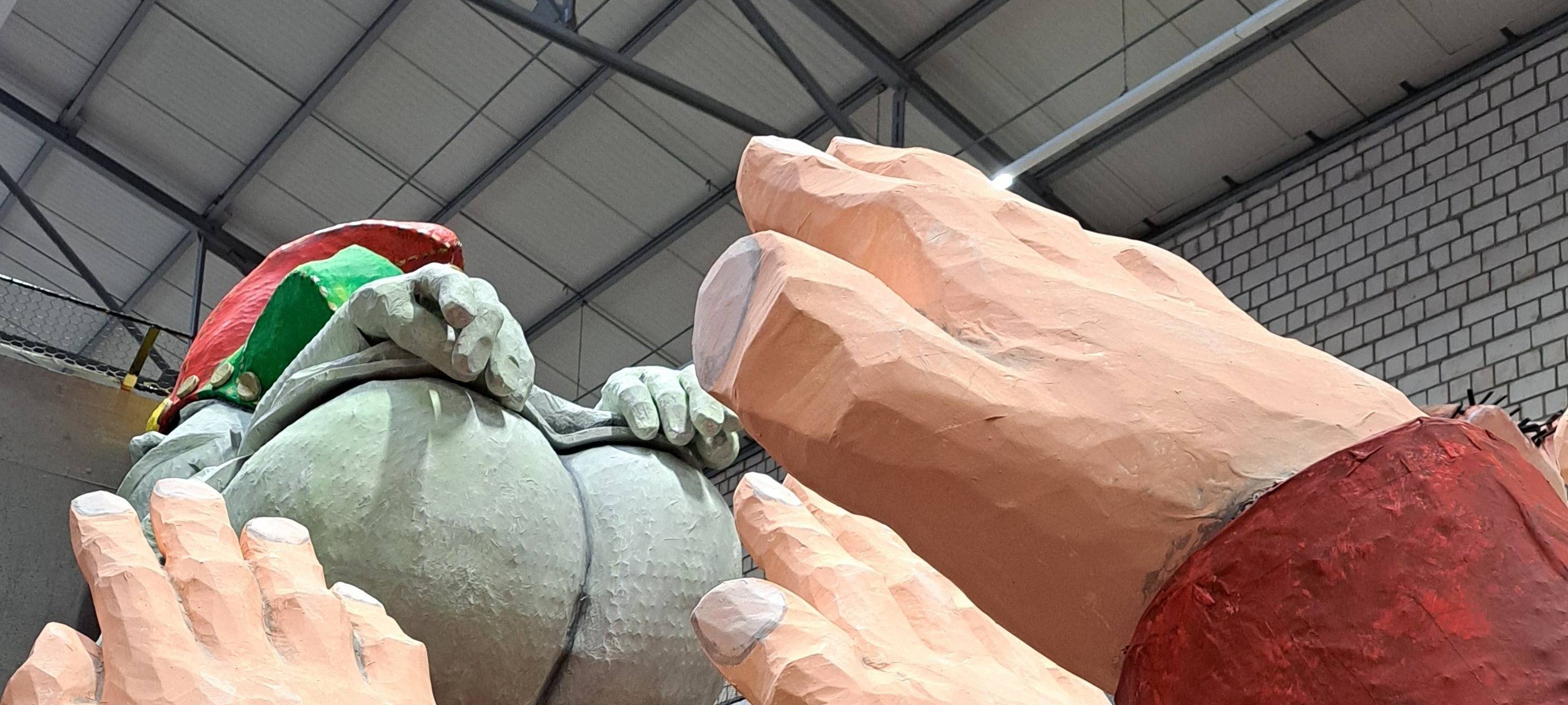 Persiflagewagen beim Rosenmontagzug 2024