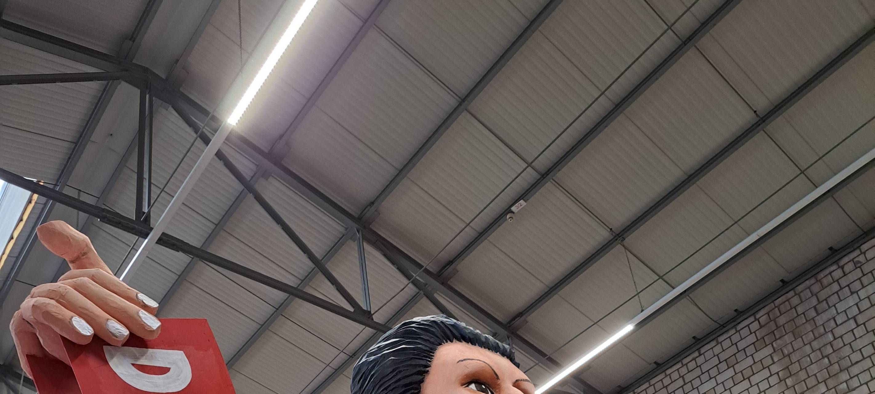 Persiflagewagen beim Rosenmontagzug 2024