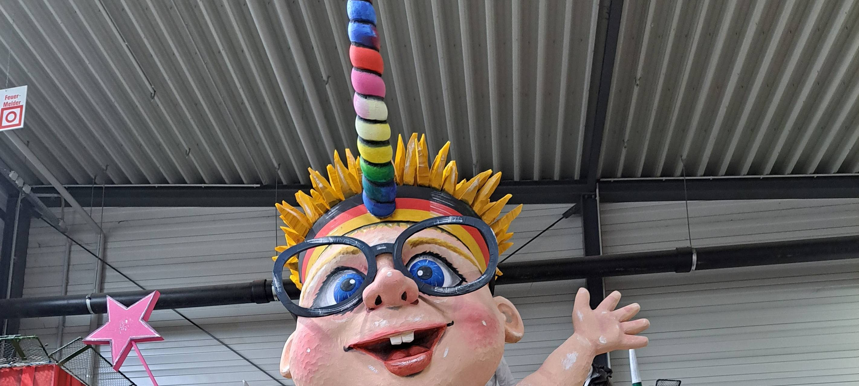 Persiflagewagen beim Rosenmontagzug 2024