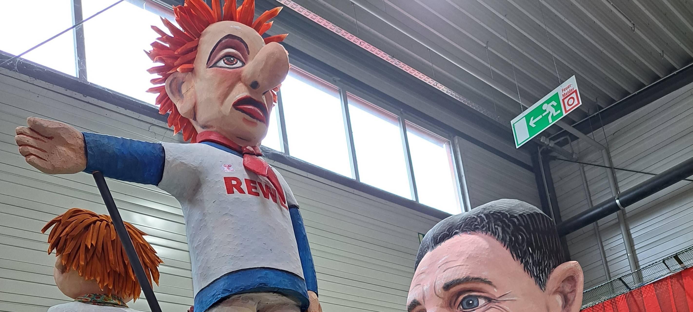 Persiflagewagen beim Rosenmontagzug 2024