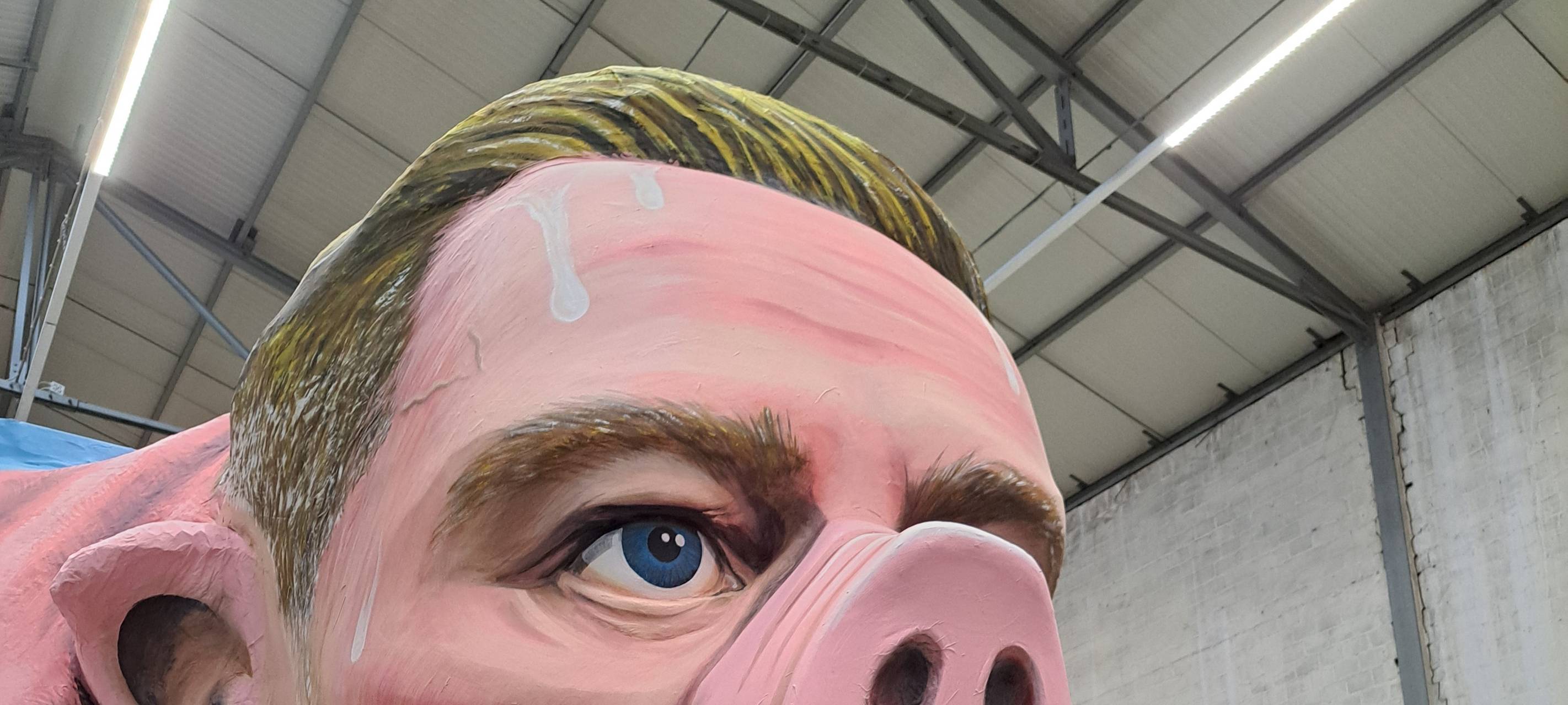 Persiflagewagen beim Rosenmontagzug 2024