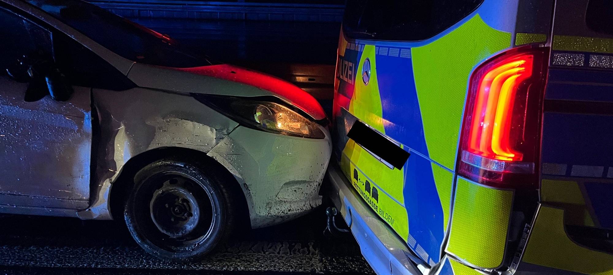 Verfolgungsfahrt endet mit Crash auf der A4