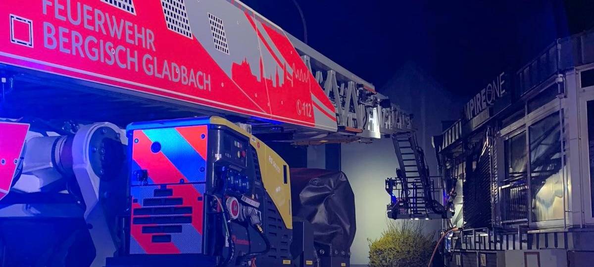 Bergisch Gladbach: Ladenlokal brennt komplett aus