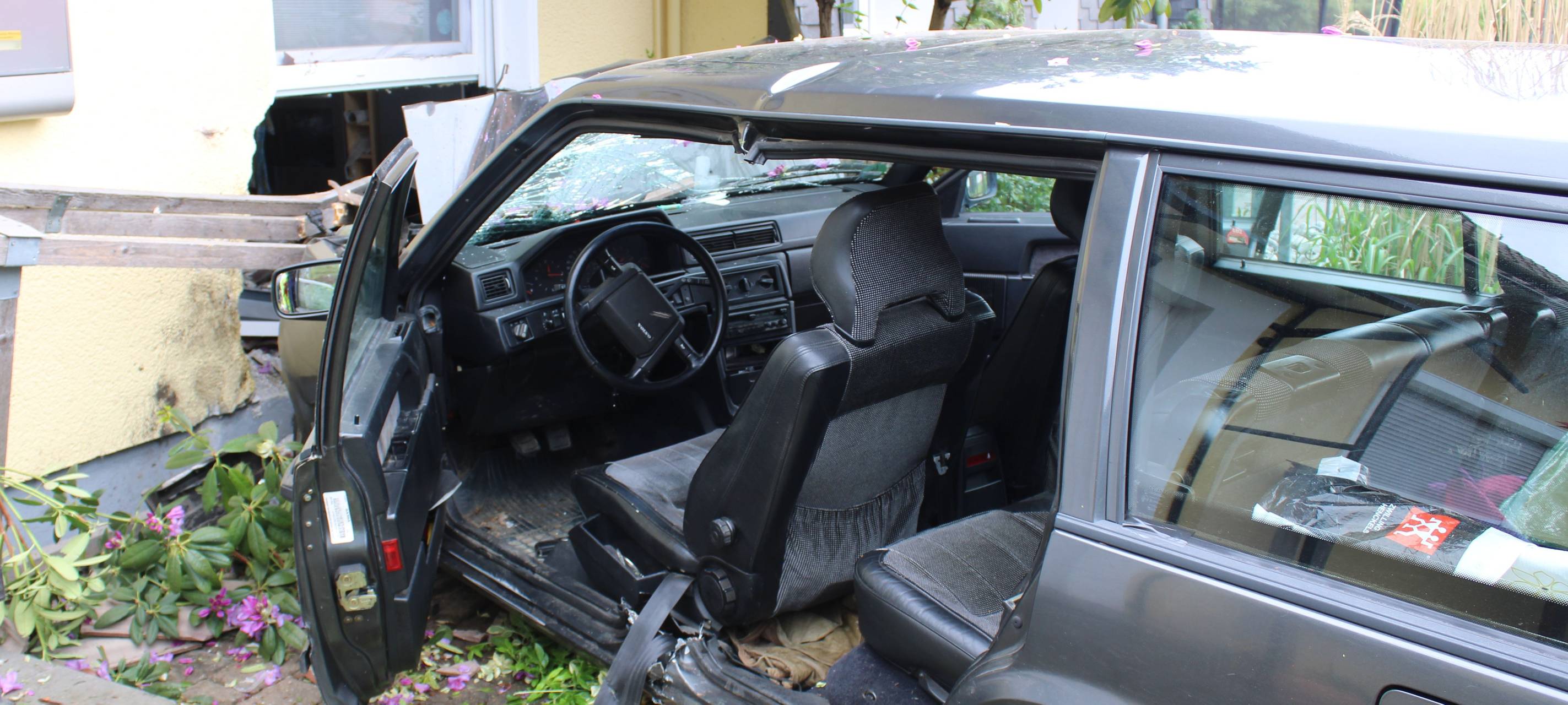 Wermelskirchen: Auto rast unkontrolliert in ein Haus