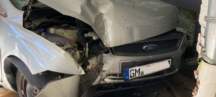 Radevormwald: Frau fährt mit Auto in Ladenfront