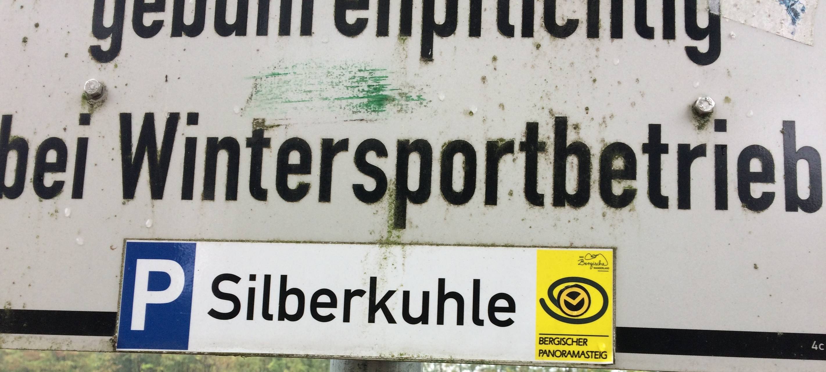 Rechte Aufkleber an bergischen Wanderwegen
