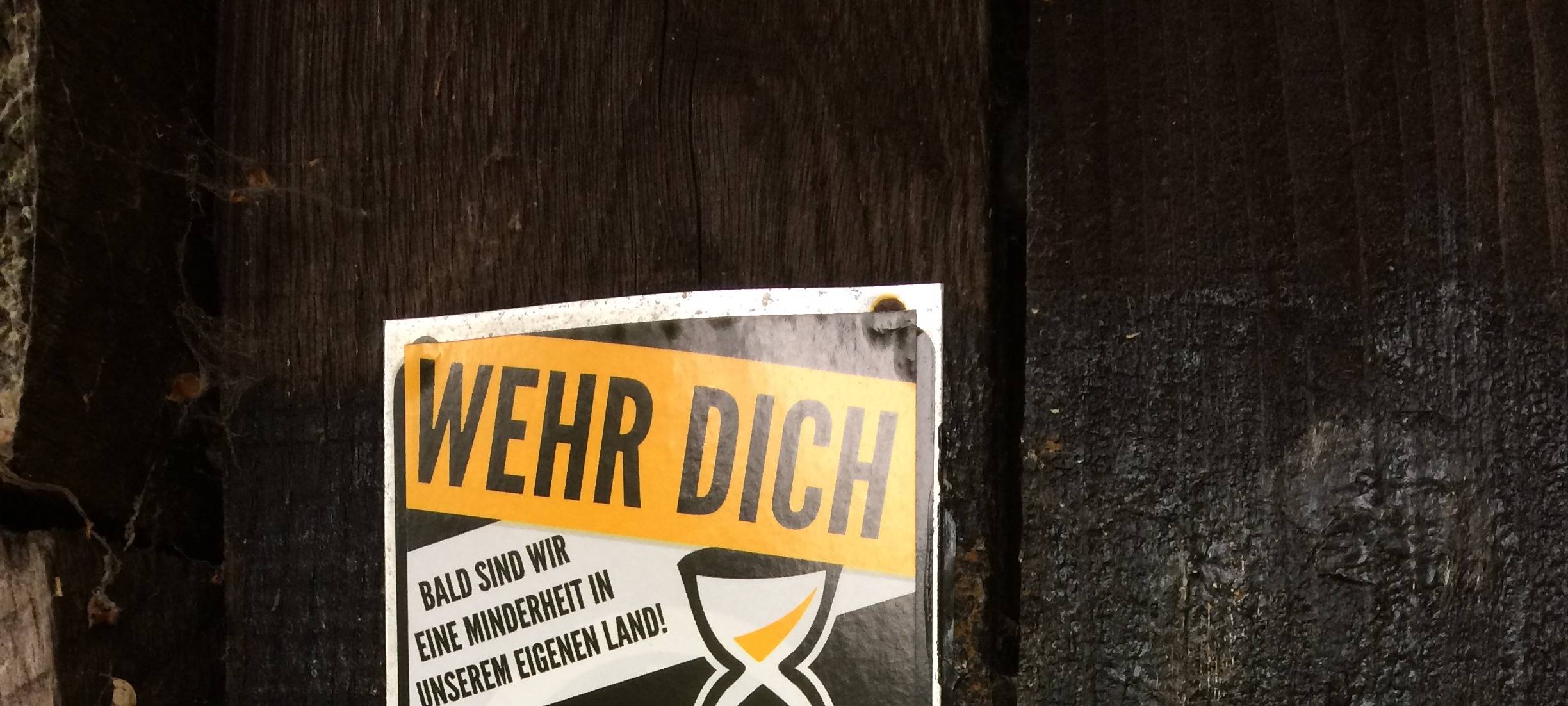 Rechte Aufkleber an bergischen Wanderwegen