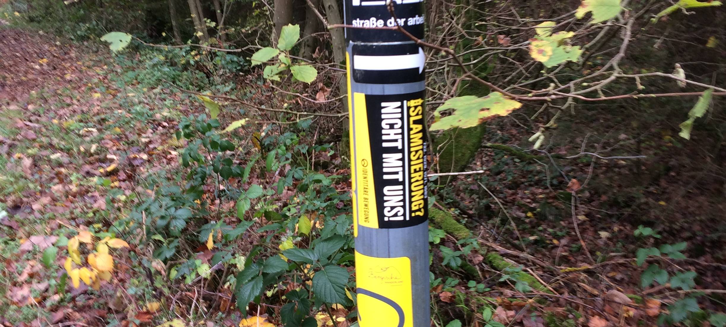Rechte Aufkleber an bergischen Wanderwegen