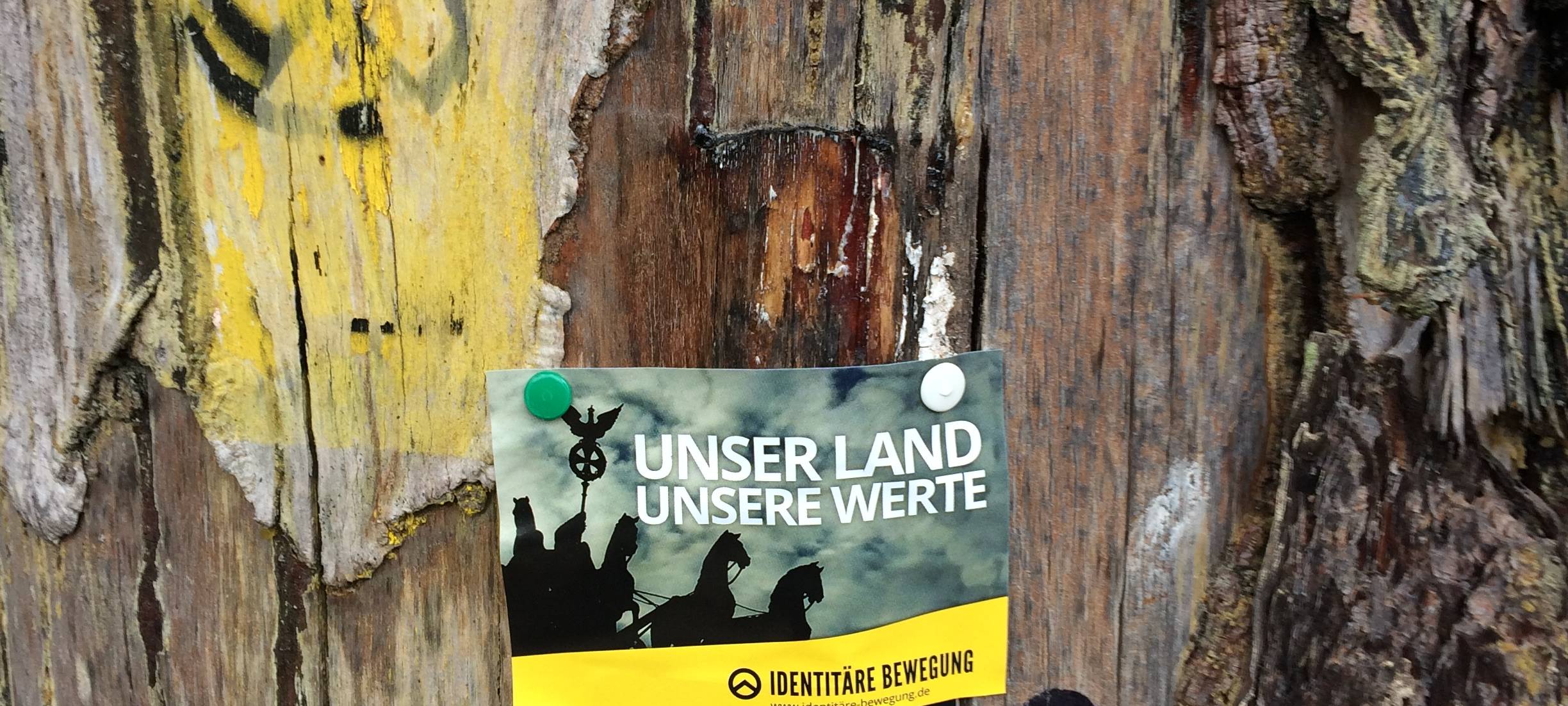 Rechte Aufkleber an bergischen Wanderwegen