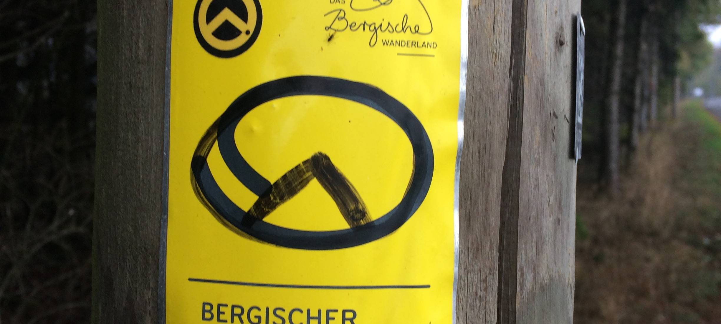 Rechte Aufkleber an bergischen Wanderwegen