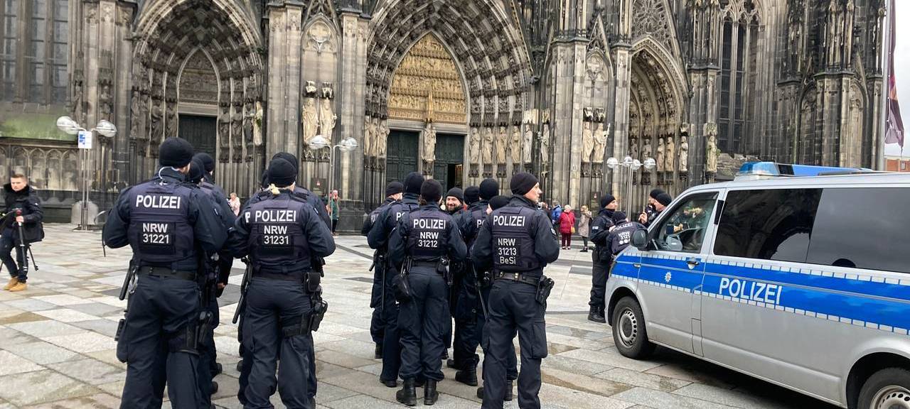 Neun verletzte Polizisten vor Podolski-Spiel