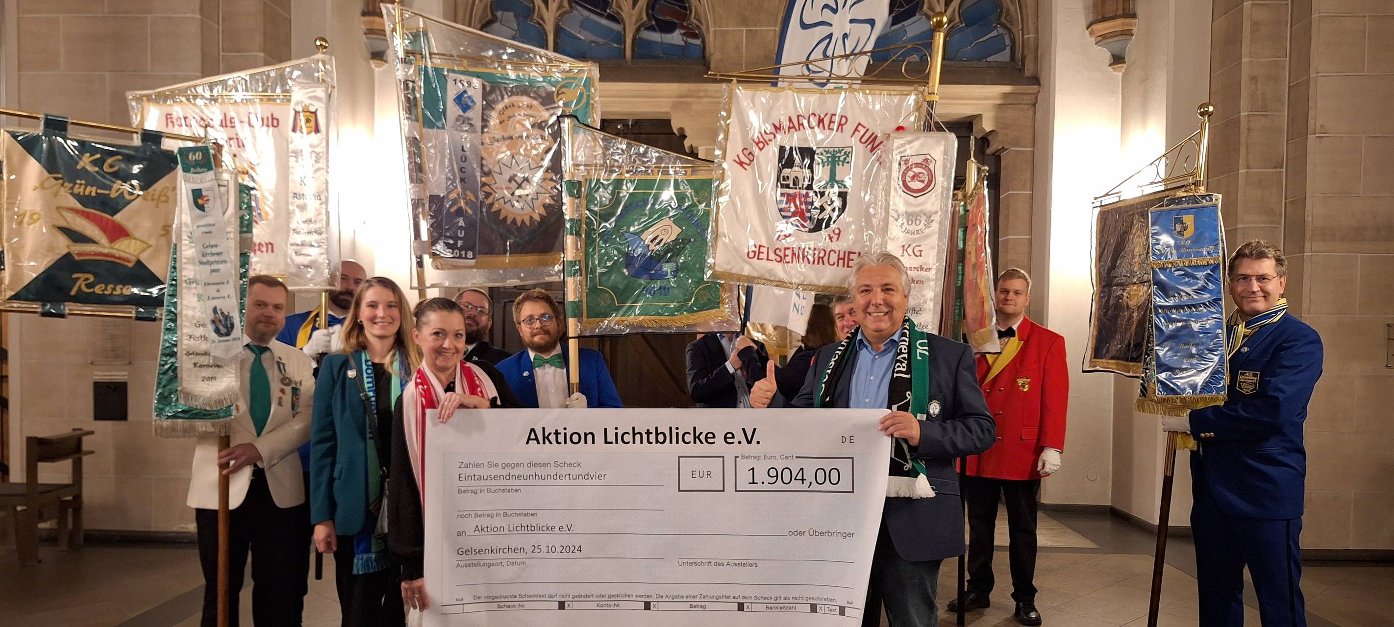 Prinz Thorsten I. aus Gelsenkirchen übergibt 1.904 Euro an die Aktion Lichtblicke.