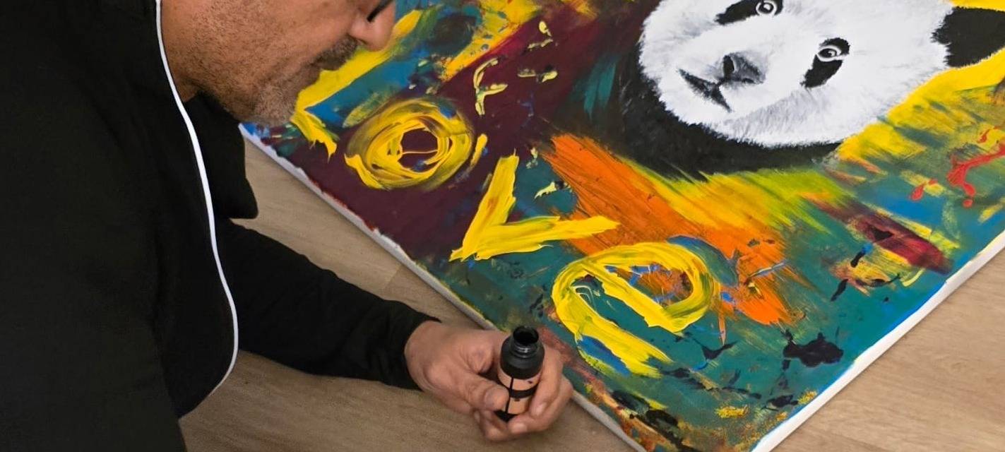 Erol Sander malt für das Tierheim Kürten