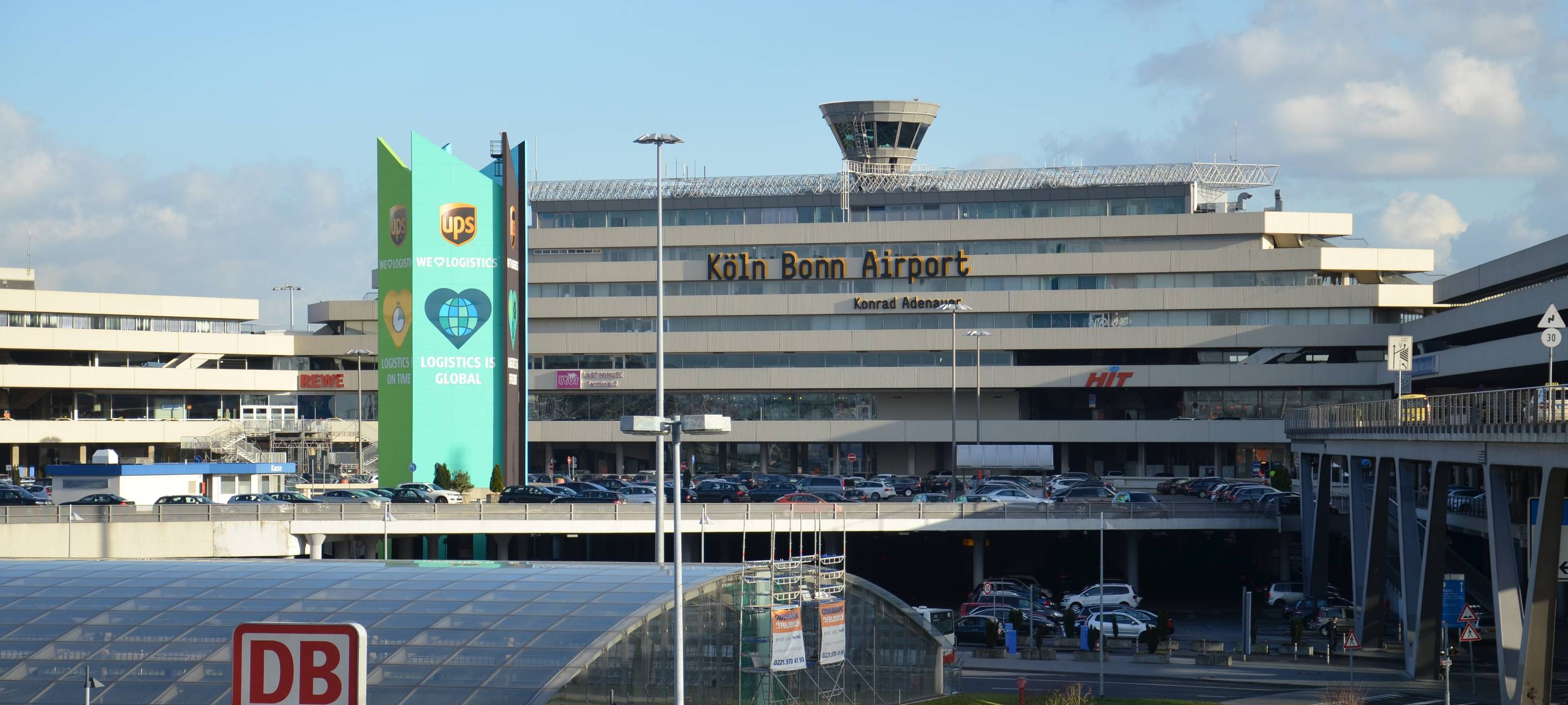 Lange Warteschlangen am Flughafen Köln/Bonn