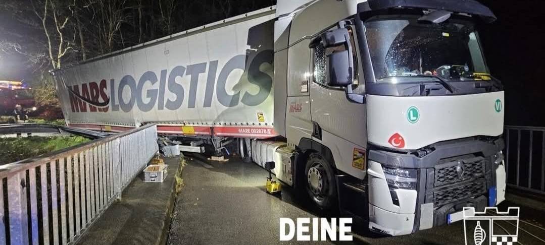 Gummersbach: 40-Tonner droht auf Gleise zu stürzen