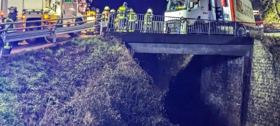 Gummersbach: 40-Tonner droht auf Gleise zu stürzen