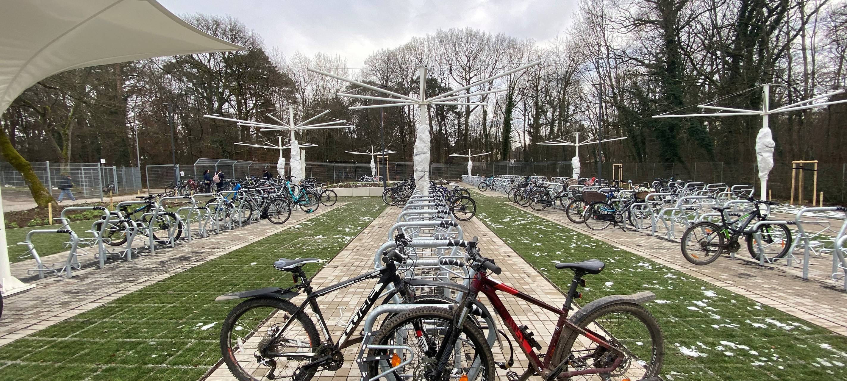 Bergisch Gladbach: Moderner Fahrradpark am Schulzentrum
