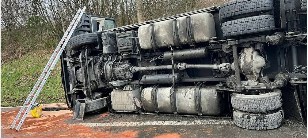 Bergung: Umgestürzter Sattelschlepper auf A4